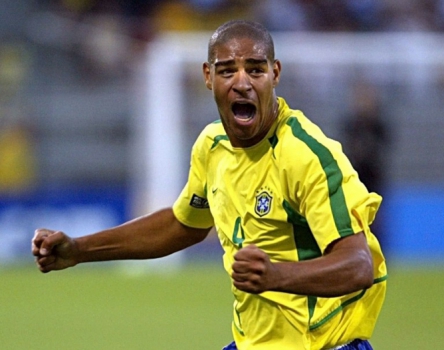 Adriano comemora ao marcar para o Brasil contra os EUA na Copa das Confederações de 2003