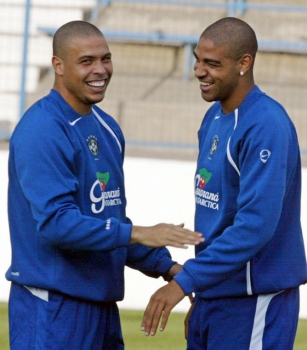 Ronaldo e Adriano formaram boa dupla de ataque na Seleção Brasileira em 2004