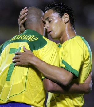 Adriano e Ricardo Oliveira comemoram vitória brasileira sobre o México na Copa América de 2004