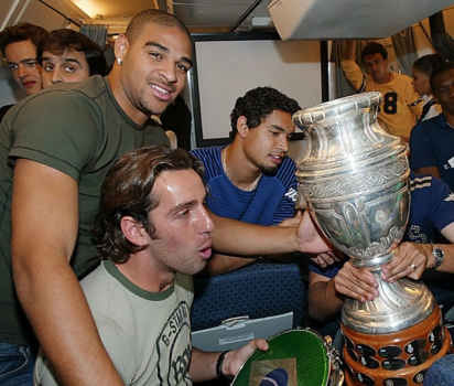 Adriano comemora com Edu após o título da Copa América de 2004