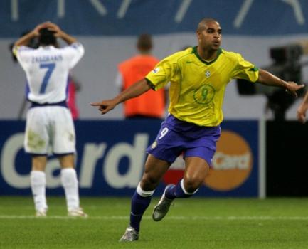 Na Copa das Confederações de 2005, Adriano vibra após marcar contra a Grécia