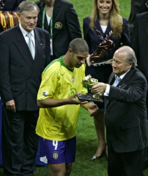 Adriano ganhou a Chuteira de Ouro como artilheiro da Copa das Confederações de 2005