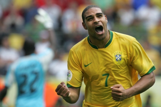 Adriano vibra ao marcar pelo Brasil contra Gana nas oitavas de final da Copa de 2006