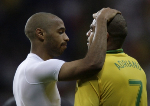 O francês Henry consola Adriano após a França eliminar o Brasil na Copa do Mundo de 2006