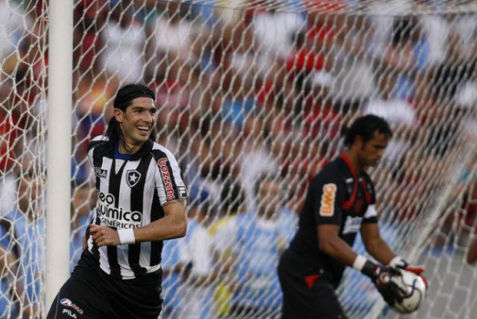 Loco Abreu marcou de cavadinha na final do Carioca em 2010, deixando Bruno na saudade