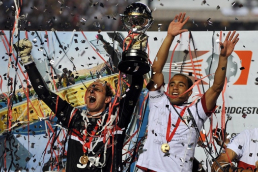 Em 2012, Rogério Ceni ergue sua última taça pelo São Paulo, de campeão da Copa Sul-Americana de 2012