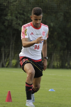 Jorge em treinamento do Flamengo, no Ninho do Urubu (Foto: Gilvan de Souza/Divulgação/CRF)