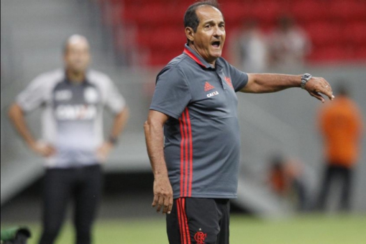 Muricy Ramalho orienta os jogadores no Mané Garrincha (Foto: Gilvan de Souza / Flamengo)