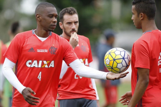 A bola está com ele: Juan tem importante papel no grupo (Gilvan de Souza / Flamengo)