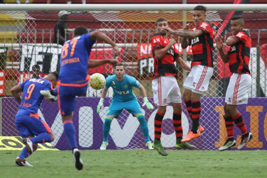 Paulo Victor em ação no jogo entre Flamengo x Sport