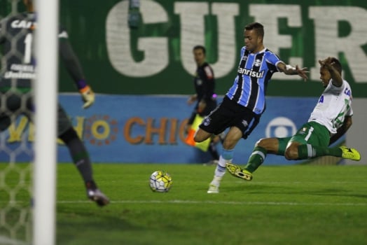 Luan arrisca finalização, mas não tem sucesso
