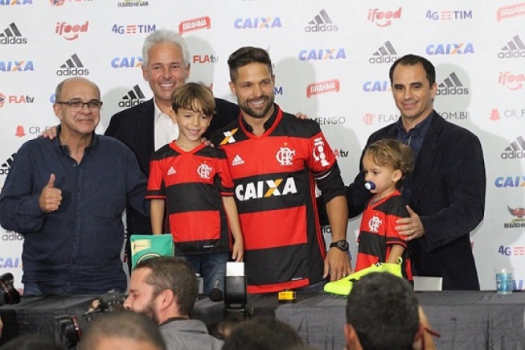 Godinho, ao fundo, com Diego na apresentação (Gilvan de Souza / Flamengo)