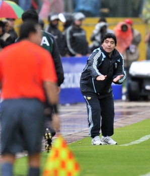 Maradona dirige a Argentina em duelo contra o Equador no principal estádio de Quito