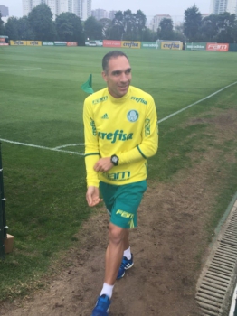 Fernando Prass foi a campo, brincou com o restante dos jogadores e segue tratamento