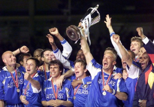 Gianluca Vialli (com o troféu) assumiu como treinador do Chelsea após a queda de Rudd Gullit, acumulando com a função de jogador, e ganhou a Recopa Europeia de 1998