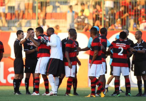 Flamengo 1x1 Duque de Caxias - 6/4/2013 - GOL ANULADO DE HERNANE