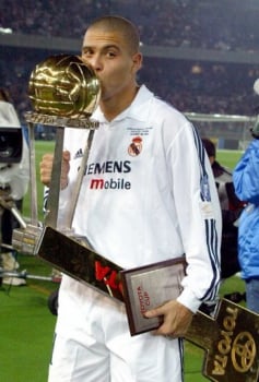 Ronaldo beija a taça do Mundial de Clubes de 2002 pelo Real Madrid