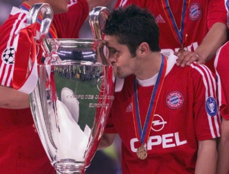 Lizarazu beija a "orelhuda" ao vencer a Champions de 2001 pelo Bayern de Munique