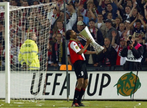 Van Hooijdonk beija o troféu da Copa da Uefa de 2002, conquistada pelo Feyenoord