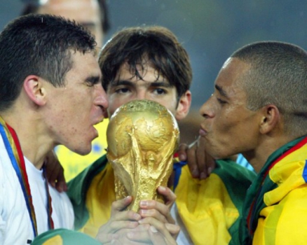 Lúcio, Kaká e Gilberto Silva dão beijo triplo no troféu da Copa do Mundo em 2002