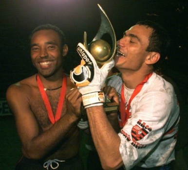 Ao lado de Marcelo Rosa, Clêmer beija o troféu da Copa Mercosul de 1999, conquistada pelo Flamengo