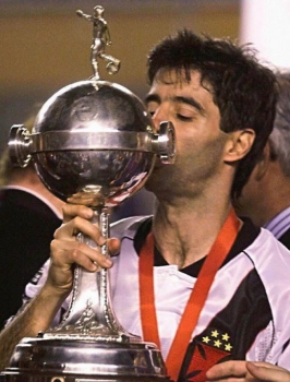 Capitão do Vasco em 1998, Mauro Galvão beija o troféu da Copa Libertadores
