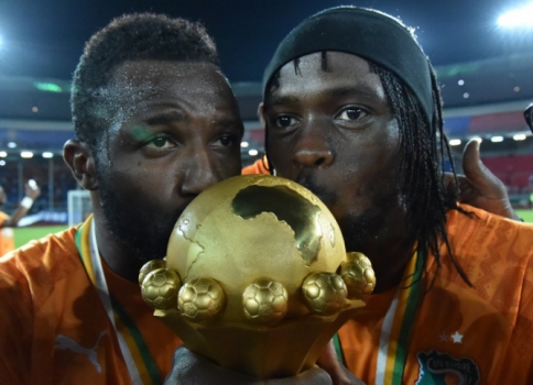 Gervinho e Siaka Tiéné beijam o troféu da Copa Africana de Nações que a Costa do Marfim levou em 2015