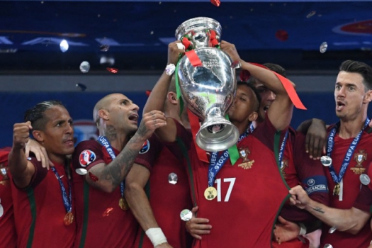 Nani beija o troféu da Eurocopa que Portugal levou neste ano