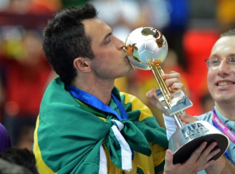 Falcão beija o troféu da Copa do Mundo de futsal de 2012