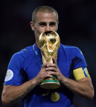 Cannavaro beija o troféu da Copa do Mundo de 2006, que a Itália levou