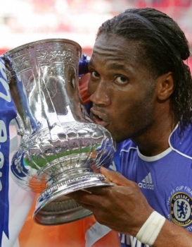 Drogba beijo o tradicional troféu da FA Cup que o Chelsea levou em 2007 na final contra o United
