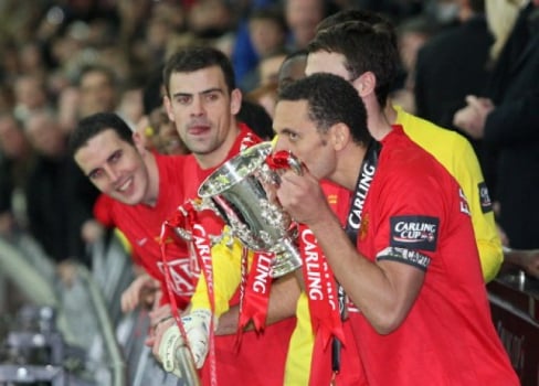 Rio Ferdinand beija o troféu da Copa da Liga Inglesa de 2009 conquistada sobre o Tottenham