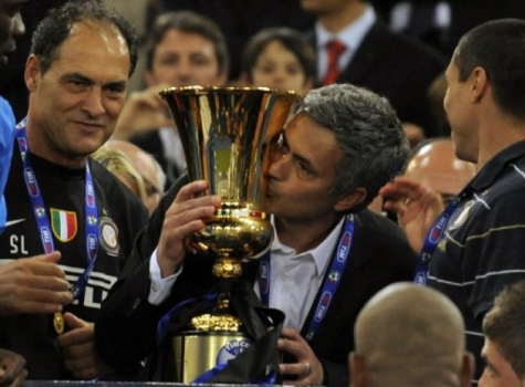 José Mourinho beija o troféu da Copa da Itália que a Inter de Milão levou em 2010