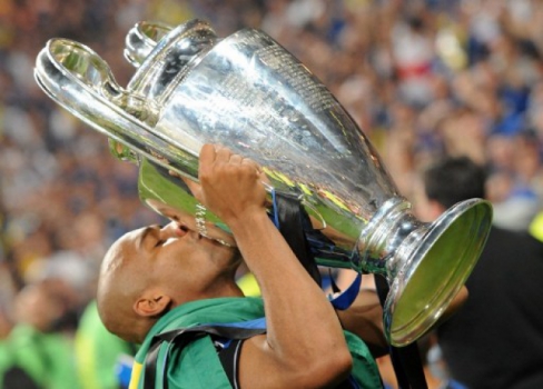 Maicon beijo o troféu da Liga dos Campeões que a Inter levou em 2010