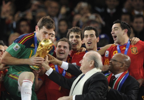 Casillas beija o troféu da Copa do Mundo que a Espanha conquistou em 2010