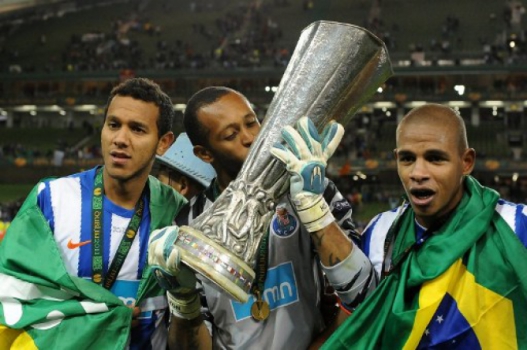 Ao lado de Souza e Fernando, Helton beija a taça da Liga Europa de 2011 que o Porto ganhou
