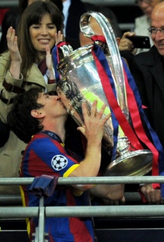 Messi beija a orelhuda que o Barcelona ganhou em 2011