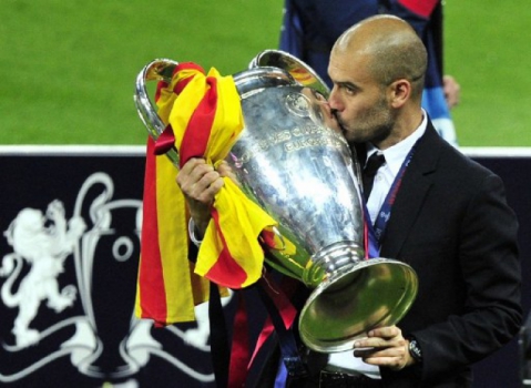 Guardiola beijo o troféu da Liga dos Campeões que o Barça ganhou em 2011