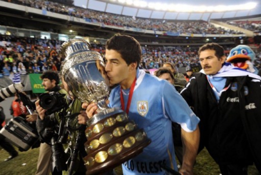 Suárez beijo o troféu da Copa América que o Uruguai ganhou em 2011