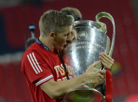 Schweinsteiger beija o troféu da Liga dos Campeões que o Bayern ganhou em 2013