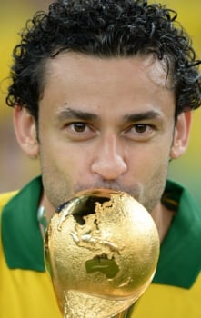 Fred beija o troféu da Copa das Confederações que o Brasil ganhou em 2013