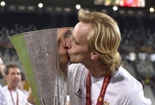 Rakitic beija o troféu da Liga Europa que ganhou em 2014 pelo Sevilla