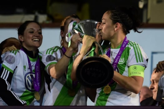 Nadine Kessler beija o troféu que o Wolfsburg ganhou em 2014 da Liga dos Campeões feminina