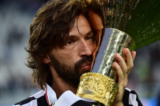 Pirlo beijo o troféu do Campeonato Italiano que a Juventus ganhou em 2015