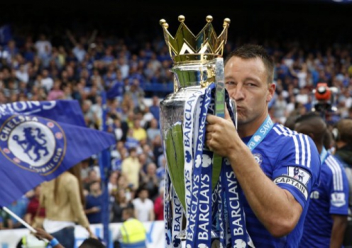 O capitão Terry beija o troféu da Premier League que o Chelsea ganhou em 2015
