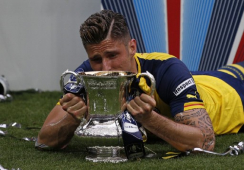Giroud beija o troféu que o Arsenal ganhou na FA Cup em 2015