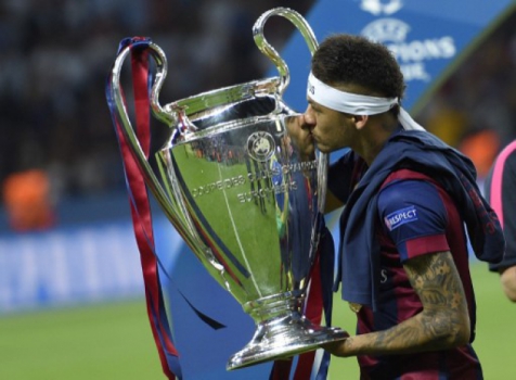 Neymar beija o troféu da Liga dos Campeões de 2015 que ganhou pelo Barcelona