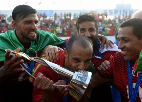 O português Madjer beija o troféu o troféu da Copa do Mundo de futebol de areia de 2015