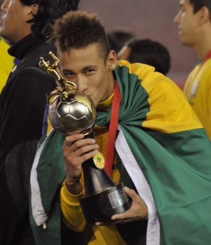 Neymar beija o troféu individual de melhor jogador do Sul-Americano Sub-20 de 2011