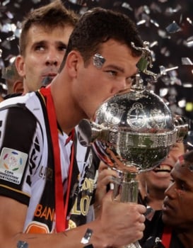Réver beija o troféu da Copa Libertadores de 2013 que o Atlético-MG ganhou